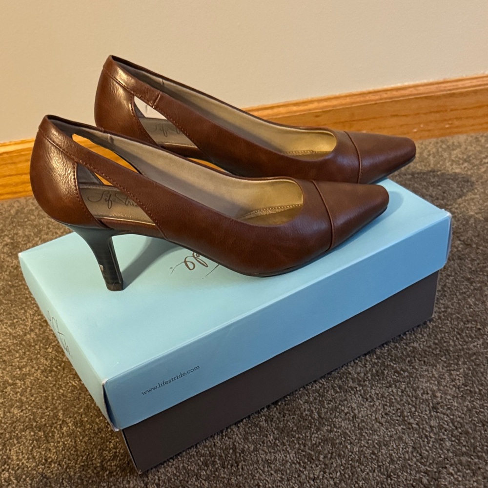 Life Stride Brown Heels